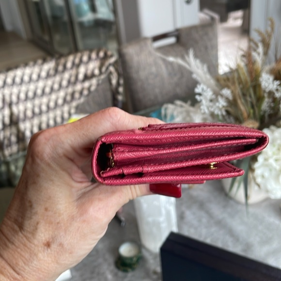 Prada Pink Wallet with Bow Detail and Gold Logo. All inclusion - Picture 4 of 7